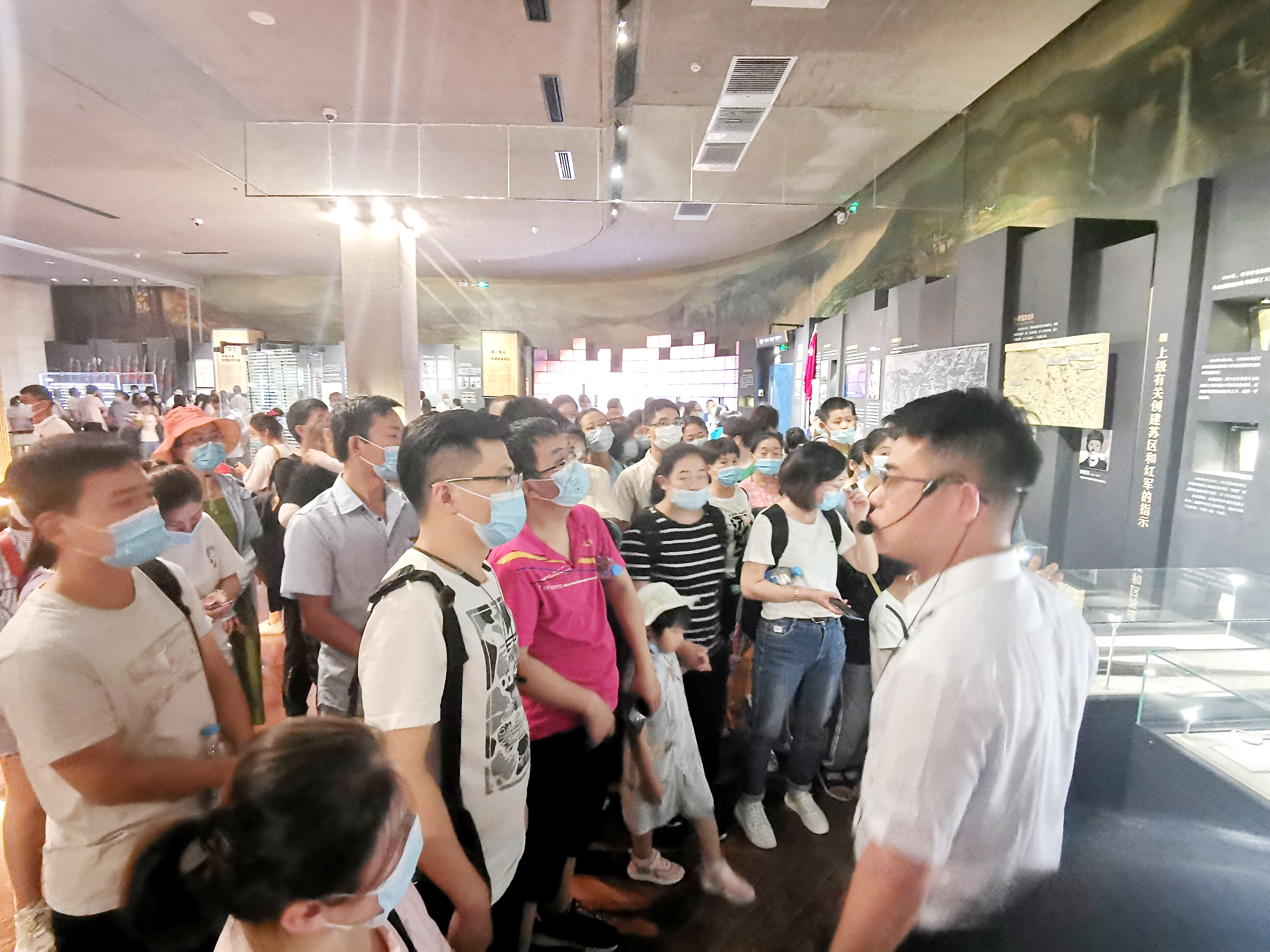 2021壹定发股份先进员工照金行